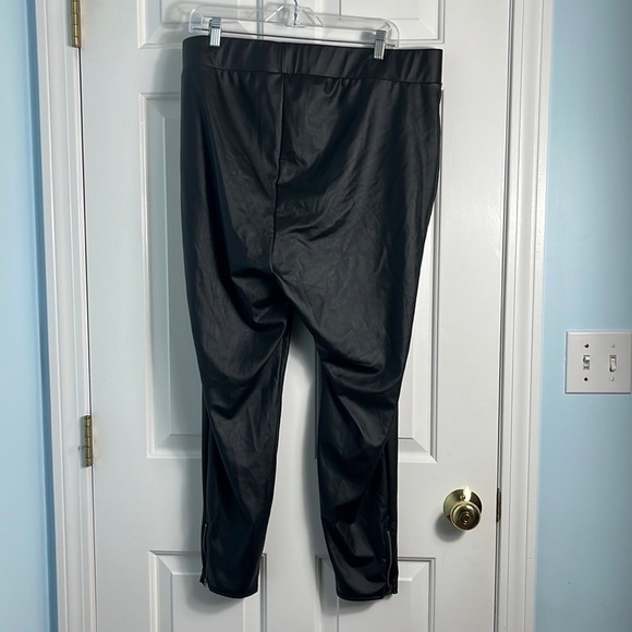 NWT Torrid Full Length Signature Waist Faux Leather Zipper Legging - Picture 5 of 16